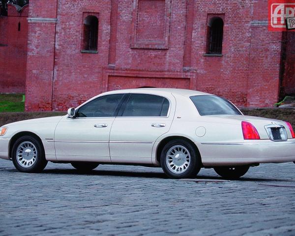 Фото Lincoln Town Car III Седан