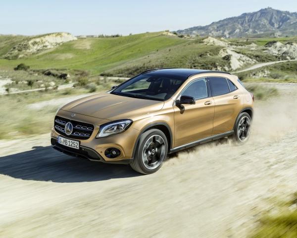 Фото Mercedes-Benz GLA I (X156) Рестайлинг Внедорожник 5 дв.