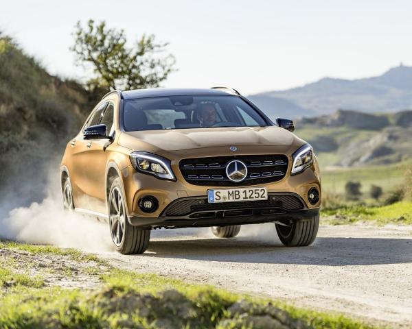 Фото Mercedes-Benz GLA I (X156) Рестайлинг Внедорожник 5 дв.