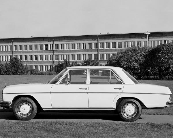 Фото Mercedes-Benz W114 I Седан