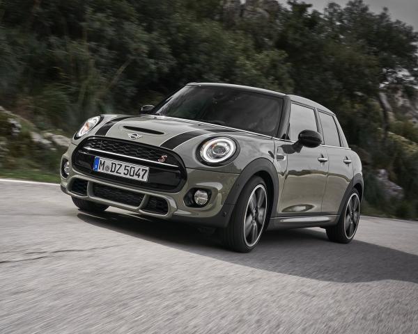 Фото Mini Hatch III (F55/F56) Рестайлинг Хэтчбек 5 дв.