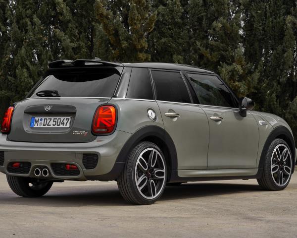 Фото Mini Hatch III (F55/F56) Рестайлинг Хэтчбек 5 дв.