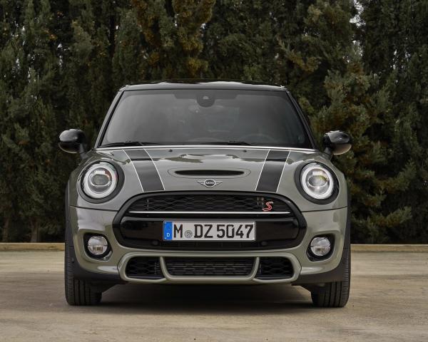 Фото Mini Hatch III (F55/F56) Рестайлинг Хэтчбек 5 дв.