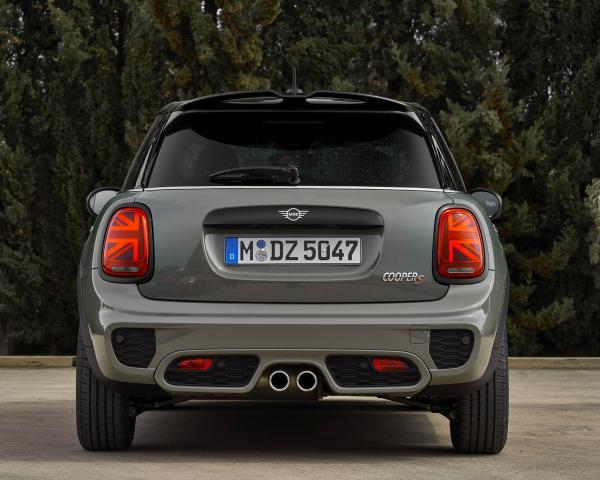 Фото Mini Hatch III (F55/F56) Рестайлинг Хэтчбек 5 дв.