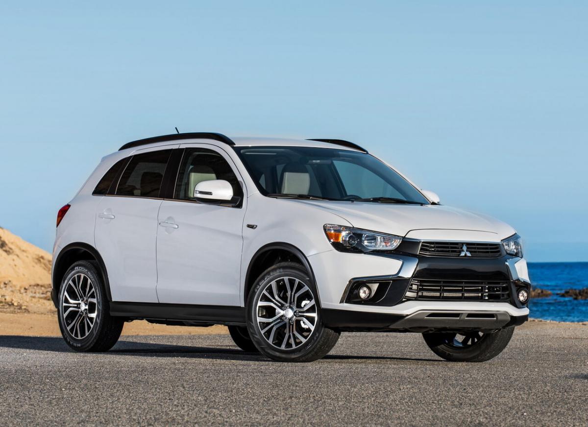 Сравнить митсубиси аутлендер. Митсубиси Аутлендер спорт 2016. Mitsubishi Outlander Sport 2016. Mitsubishi Outlander Sport 2017. Митсубиси Аутлендер спорт 2019.