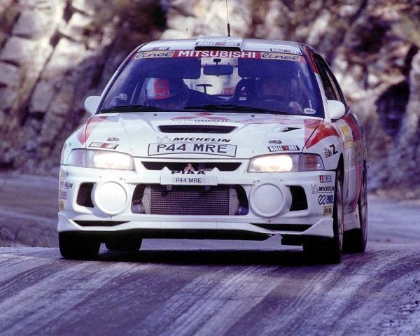 Фото Mitsubishi Lancer Evolution IV Седан