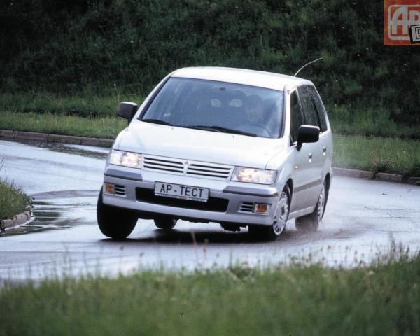 Фото Mitsubishi Space Wagon III Компактвэн