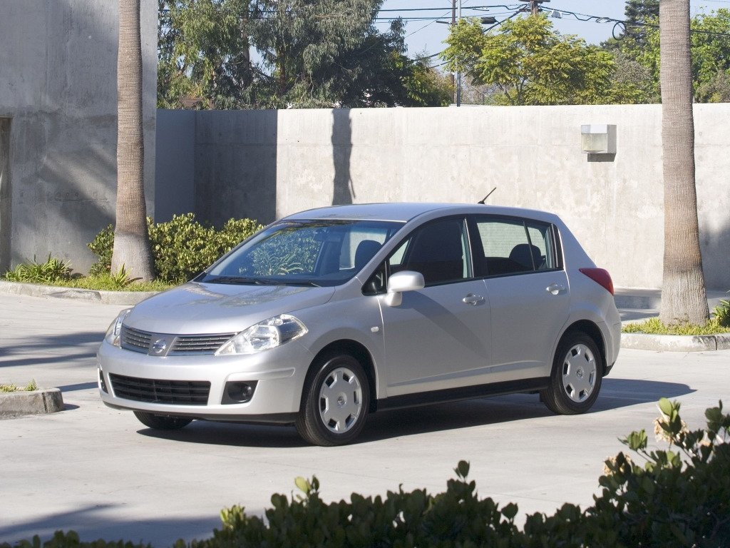 Фото Nissan Versa I