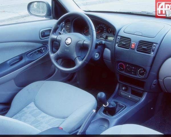 Фото Nissan Almera II (N16) Хэтчбек 5 дв.