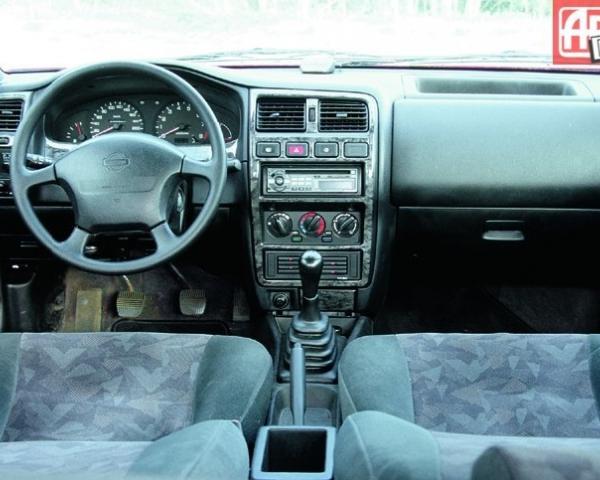 Фото Nissan Almera I (N15) Хэтчбек 5 дв.