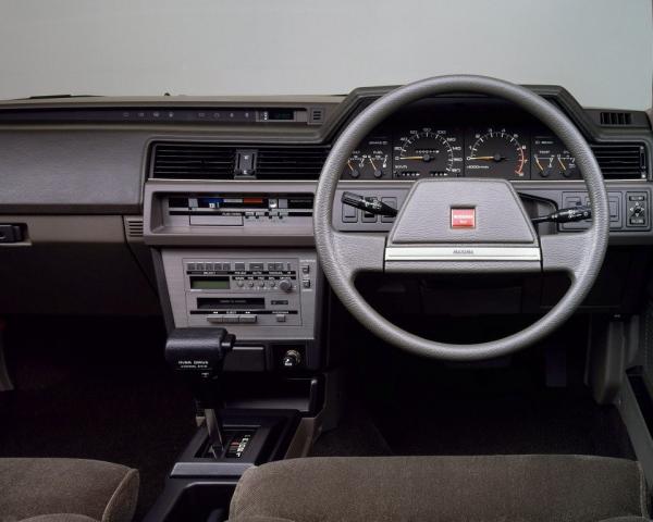 Фото Nissan Bluebird VII (U11) Седан