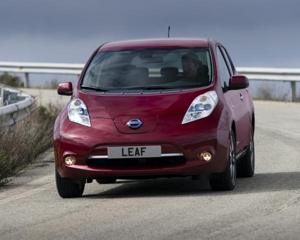 Фото Nissan Leaf I (ZE0/AZE0) Хэтчбек 5 дв.