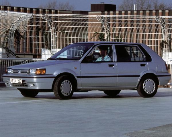 Фото Nissan Sunny N13 Хэтчбек 5 дв.