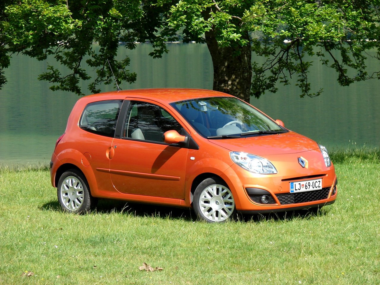 Фото Renault Twingo II