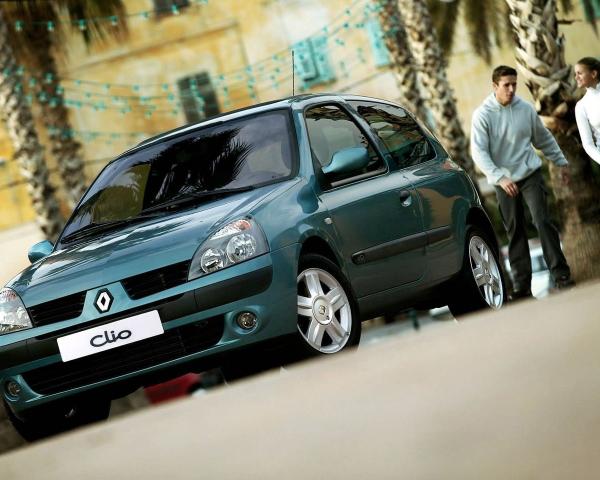 Фото Renault Clio II Рестайлинг 2 Хэтчбек 3 дв.