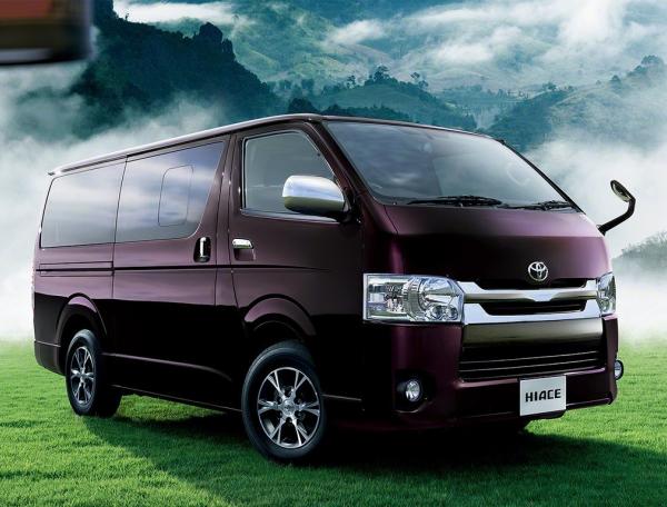 Сравнение Toyota HiAce и Toyota Voxy