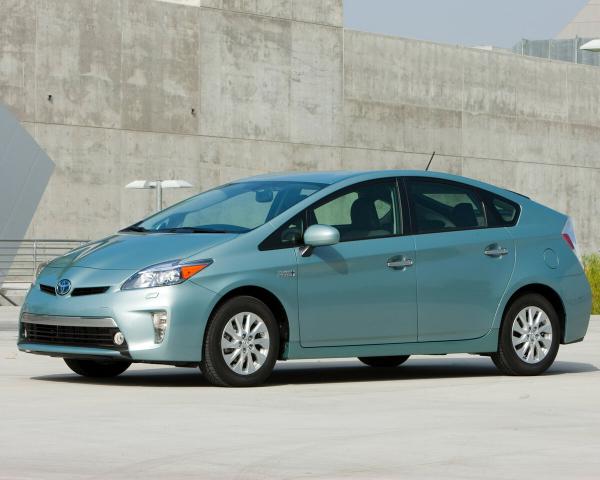 Фото Toyota Prius III Рестайлинг (XW30) Хэтчбек 5 дв. PHV