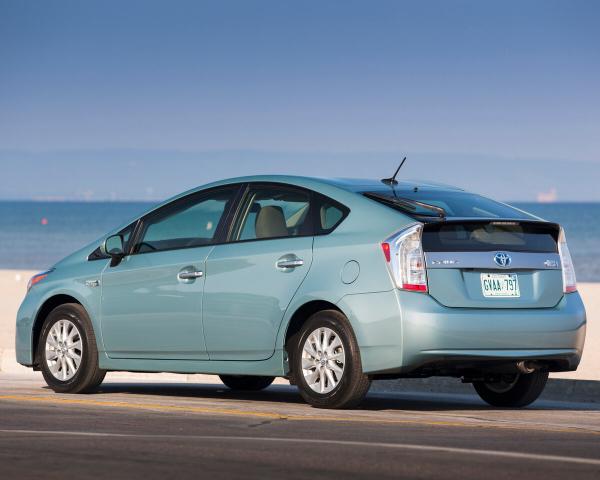 Фото Toyota Prius III Рестайлинг (XW30) Хэтчбек 5 дв. PHV