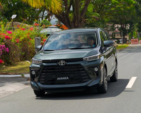 Фото Toyota Avanza III Минивэн