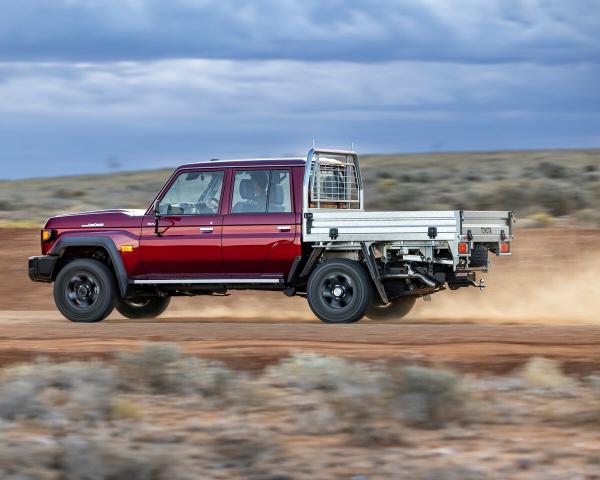 Фото Toyota Land Cruiser 70 Рестайлинг 2 Пикап Двойная кабина 79