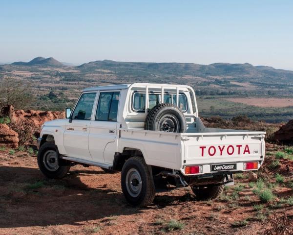 Фото Toyota Land Cruiser 70 Series Рестайлинг 1 Пикап Двойная кабина