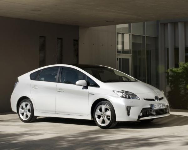 Фото Toyota Prius III Рестайлинг (XW30) Хэтчбек 5 дв.