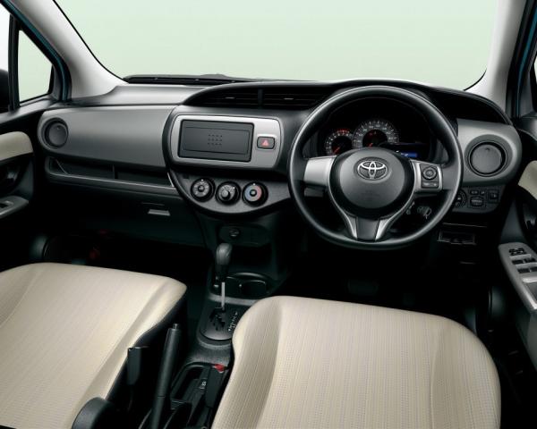 Фото Toyota Vitz III (XP130) Рестайлинг Хэтчбек 5 дв.