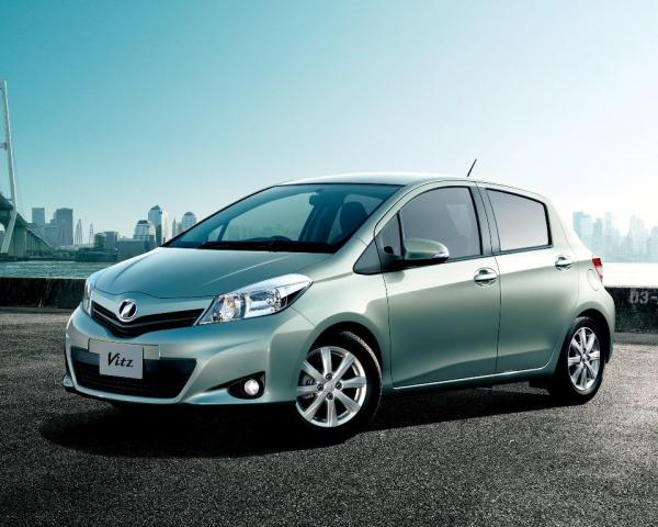 Фото Toyota Vitz III (XP130) Хэтчбек 5 дв.