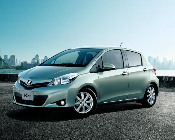 Фото Toyota Vitz III (XP130) Хэтчбек 5 дв.