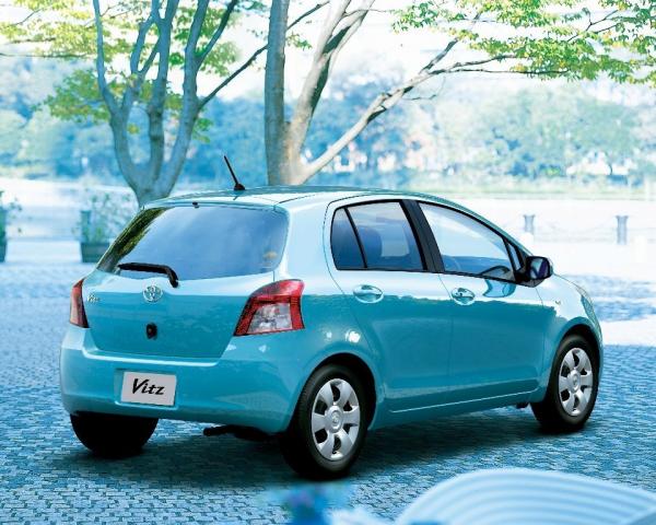 Фото Toyota Vitz II (XP90) Хэтчбек 5 дв.