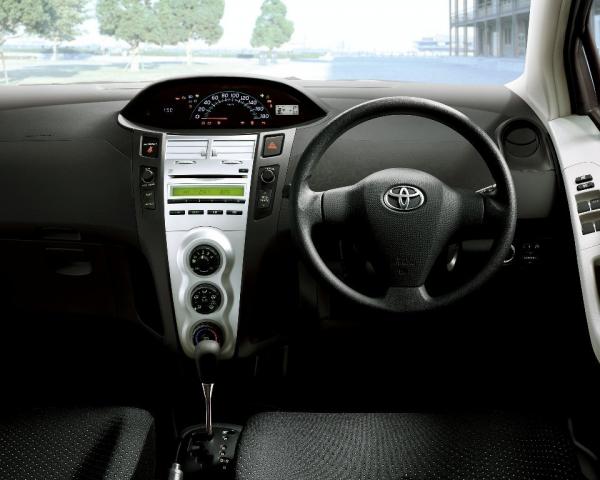 Фото Toyota Vitz II (XP90) Хэтчбек 5 дв.