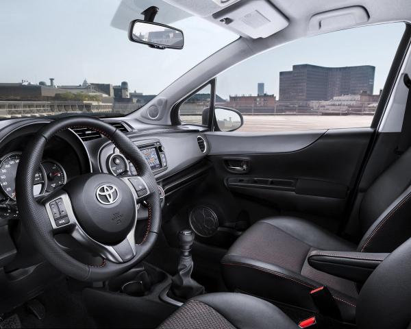 Фото Toyota Yaris III Хэтчбек 5 дв.