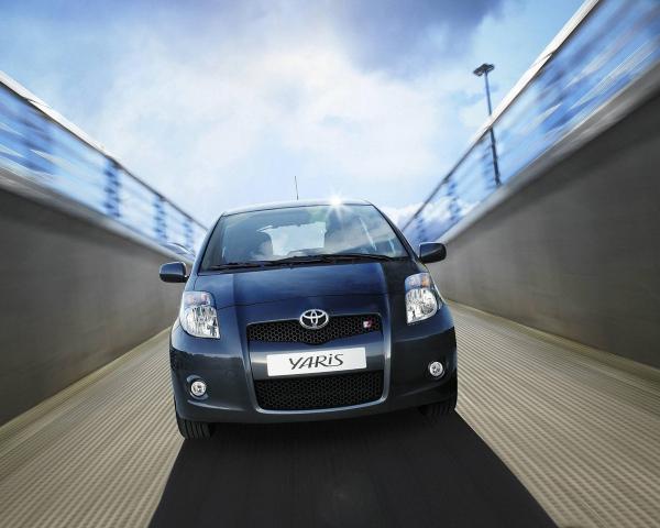 Фото Toyota Yaris II Рестайлинг Хэтчбек 3 дв.