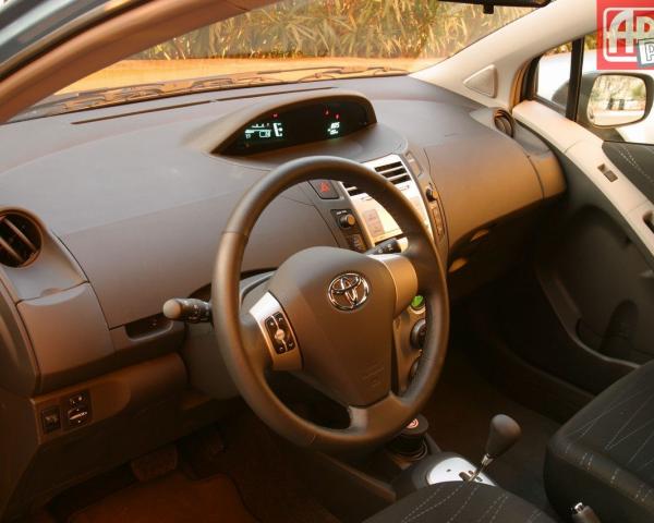 Фото Toyota Yaris II Хэтчбек 3 дв.