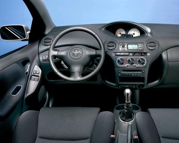 Фото Toyota Yaris I Рестайлинг Хэтчбек 5 дв.