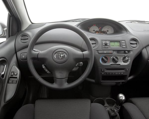 Фото Toyota Yaris I Рестайлинг Хэтчбек 3 дв.