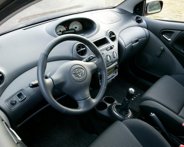 Фото Toyota Echo I Хэтчбек 5 дв.