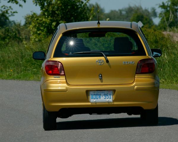 Фото Toyota Echo I Хэтчбек 5 дв.