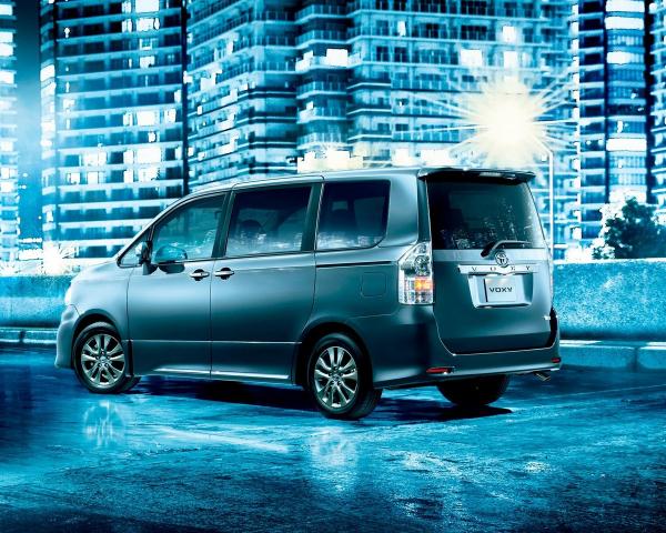 Фото Toyota Voxy II (R70) Рестайлинг Минивэн