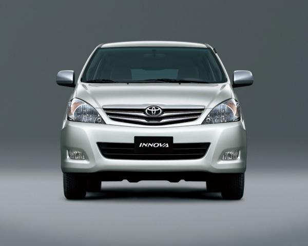 Фото Toyota Innova I Компактвэн