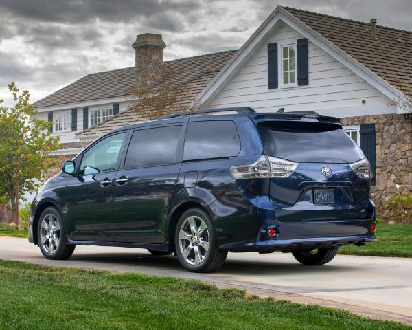 Фото Toyota Sienna III Рестайлинг 2 Минивэн