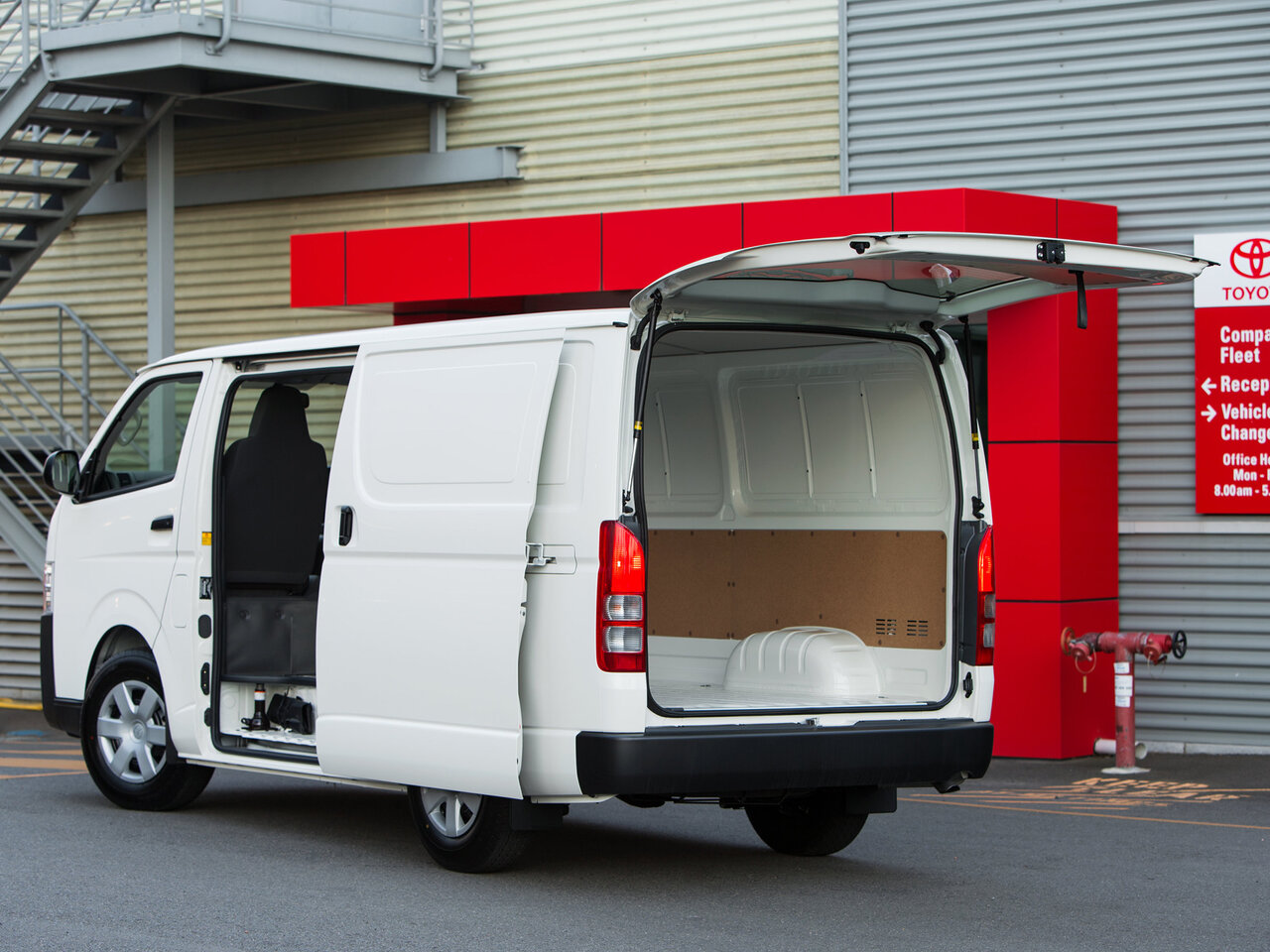 Фото Toyota HiAce H200 Рестайлинг