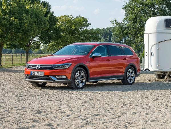 Сравнение Volkswagen Passat и Volkswagen Touran