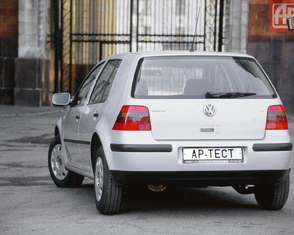 Фото Volkswagen Golf IV Хэтчбек 5 дв.