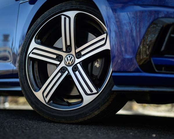 Фото Volkswagen Golf R VII Рестайлинг Хэтчбек 3 дв.