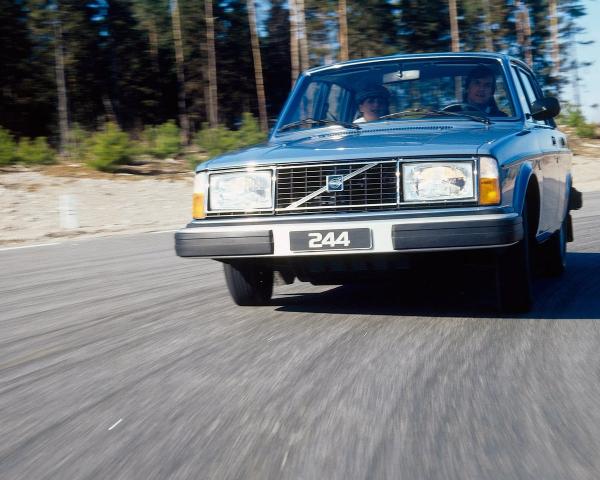 Фото Volvo 240 Series I Седан