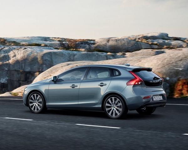 Фото Volvo V40 II Рестайлинг Хэтчбек 5 дв.