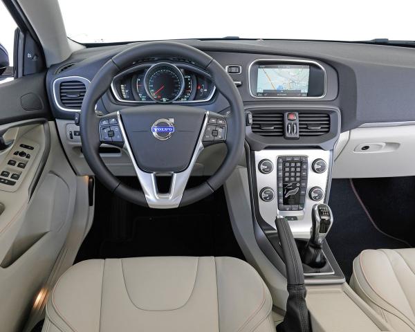 Фото Volvo V40 Cross Country I Рестайлинг Хэтчбек 5 дв.